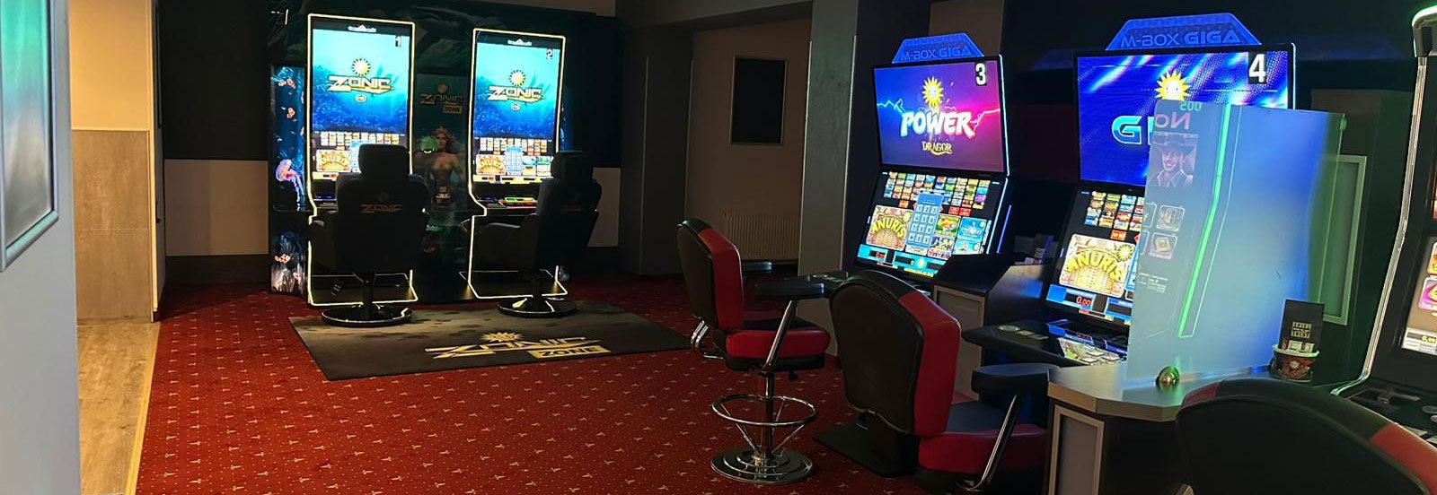 Reihe beleuchteter Geldspielgeräte in der Spielhalle Viersen
