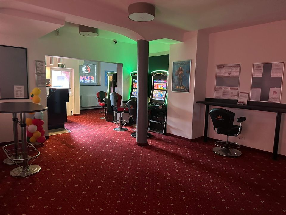 Empfangs- und Thekenbereich der Spielhalle Viersen mit Stehtisch