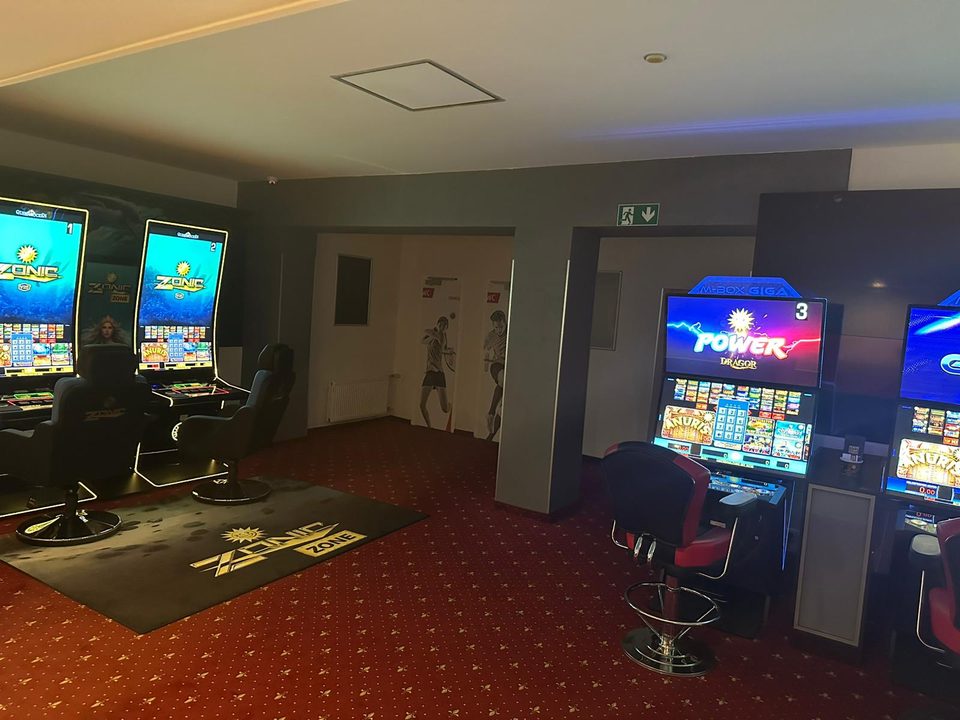 Spielplätze mit Sitzgelegenheiten und beleuchteten Automaten in der Spielhalle Viersen