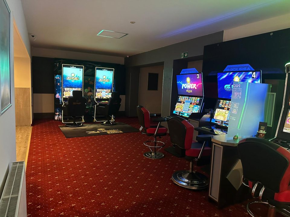 Spielsaal der Spielhalle Viersen mit mehreren Geldspielgeräten